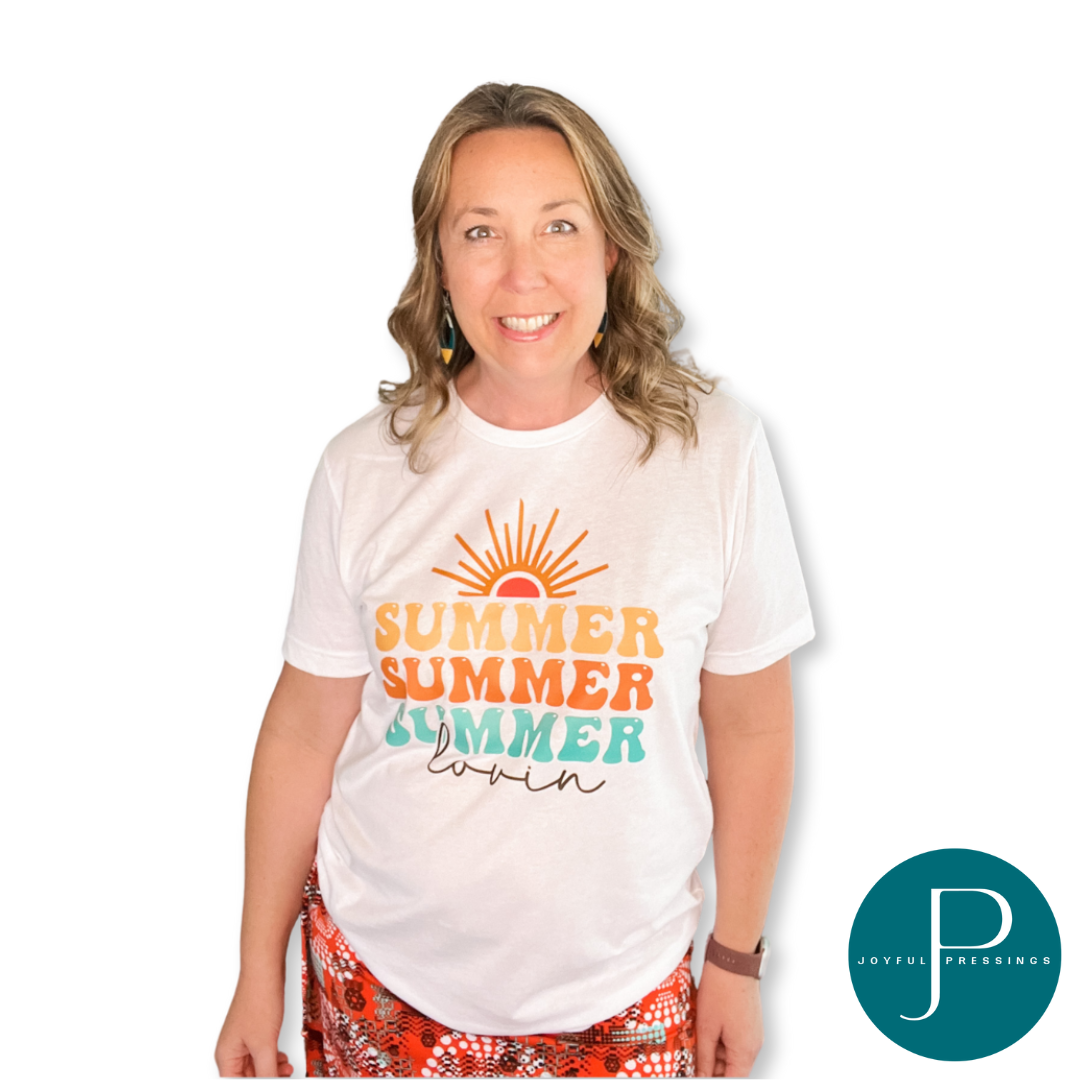model wearing summer lovin on a white tee